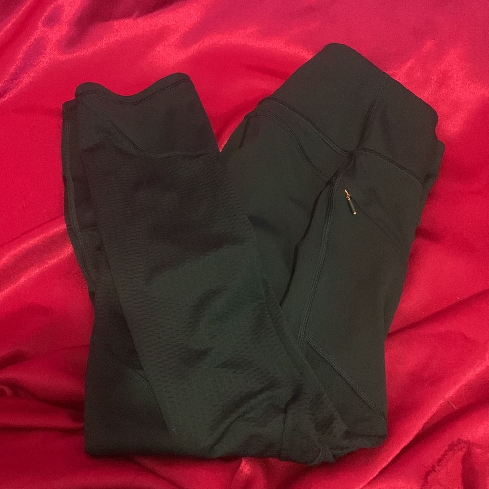Athletica deep green 3/4 length leggings, size XS. Mint condition.